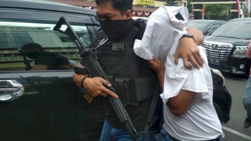Oknum caleg terpilih yang tertangkap kasus narkoba, digiring masuk ke Mapolrestabes Makassar.