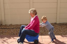 Mengasuh Cucu Bisa Membuat Nenek Panjang Umur