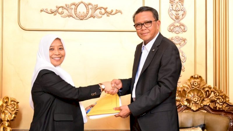 Gubernur Sulawesi Selatan, Nurdin Abdullah (kanan), menerima dokumen Calon Legislatif (Caleg) terpilih anggota DPRD Sulsel periode tahun 2019-2024 dari Ketua KPU Sulsel, Misna M Attas, di Gubernuran, Jalan Jendral Sudirman Makassar, Selasa (20/8/2019).