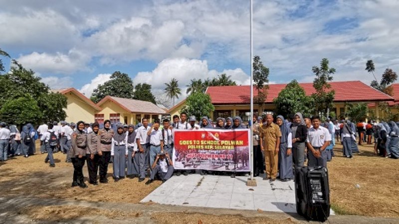 "Polwan Goes to School" Polres Kepulauan Selayar mengunjungi SMK Negeri 1 Selayar, Selasa (20/8/2019).