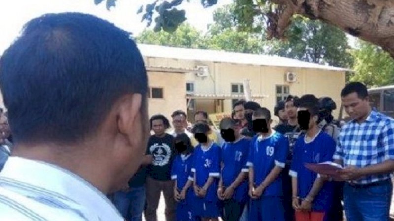 Para tersangka diberi arahan saat proses rekonstruksi di Lapangan Aspol Kalibliruk, Slawi, Selasa, (20/8/2019).
