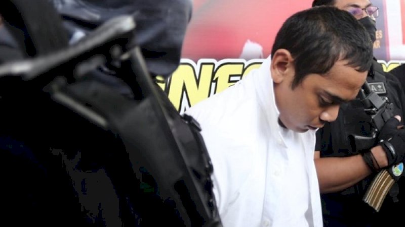 RT, menunduk saat dihadirkan dalam konferensi pers di Mapolrestabes Makassar. (Foto: Arfah Ramlan/Rakyatku.com)