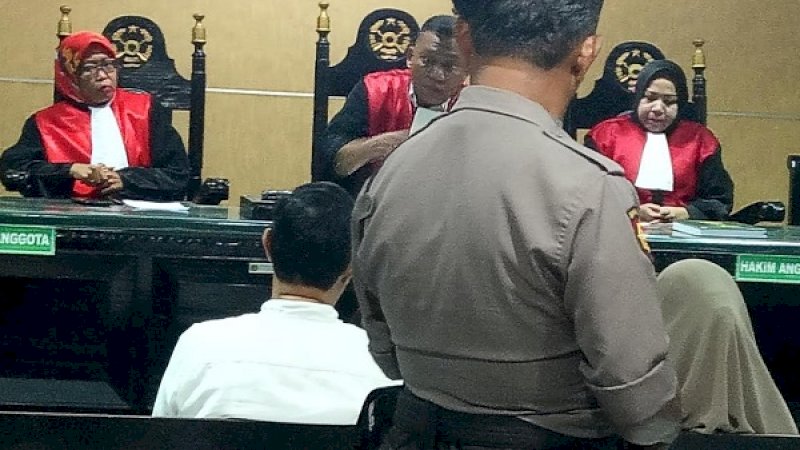 Suami korban, Sukri Tenri Gau, saat ditanya hakim ketua. (Foto: Ishak Agus/Rakyatku.com)