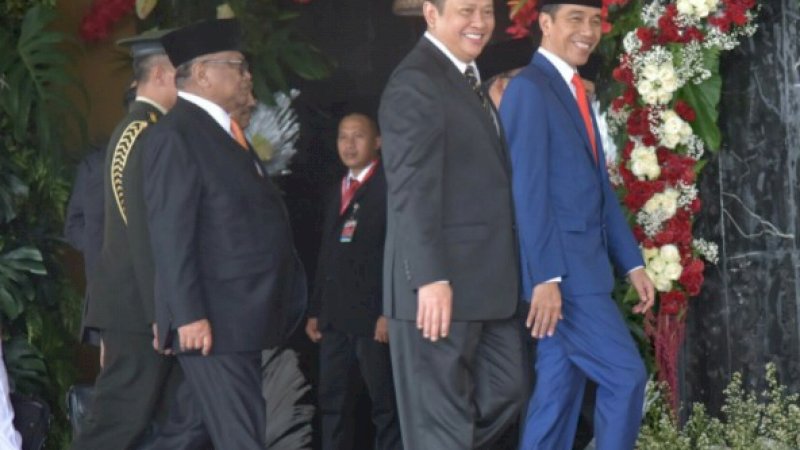 Presiden Jokowi disambut Ketua DPR RI dan Ketua DPD RI saat akan menyampaikan RUU APBN 2020 Beserta Nota Keuangannya, di Senayan, Jakarta, Jumat (16/8) lalu. 