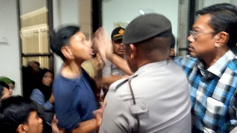 Pemuda yang pakai baju biru gelap marah dan berteriak kepada Wahyu Jayadi.