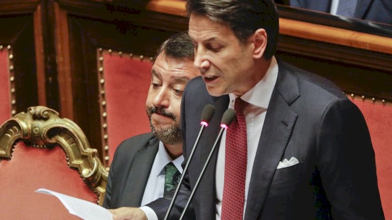 Perdana Menteri Italia Giuseppe Conte (kanan) berbicara kepada Senat pada hari Selasa di sebelah Wakil Perdana Menteri Matteo Salvini. (Gregorio Borgia / AP)