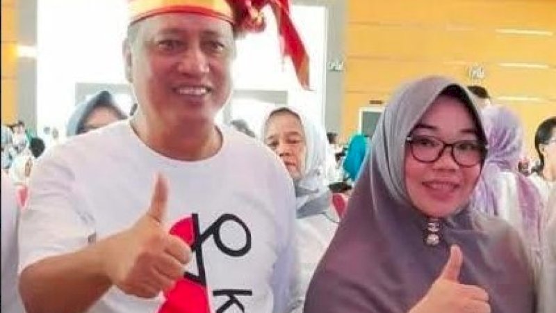 Rektor UIT, Dr Andi Maryam (kanan) bersama Menristekdikti, Moh Nasir.