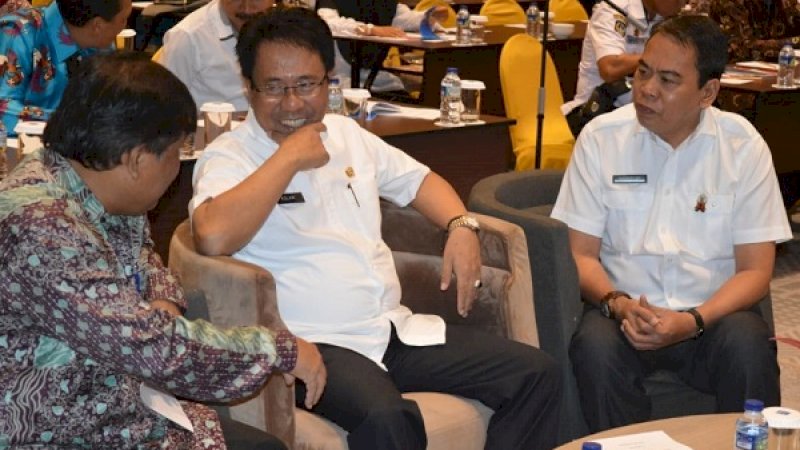 Asisten I Bidang Pemerintahan Provinsi Sulsel, Andi Aslam Patonangi, mewakili Gubernur Sulsel, HM Nurdin Abdullah (tengah), membuka Bimbingan Teknis (Bimtek) Pejabat Pengelola Informasi dan Dokumentasi (PPID) untuk wilayah Papua, Sulawesi, Maluku, dan Maluku Utara.