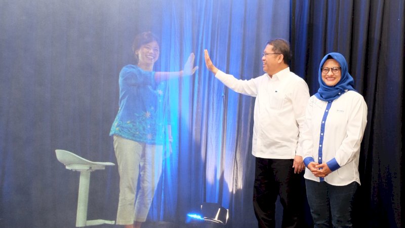 Direktur Teknologi XL Axiata, Yessie D. Yosetya ( kiri, dalam bentuk hologram ) menyapa Menteri Komunikasi dan Informatika RI, Rudiantara dan Presiden Direktur & CEO XL Axiata, Dian Siswarini dalam acara Uji Coba Layanan 5G XL Axiata dan Fiberisasi Jaringan di Jakarta, Rabu (21/8). FOTO: Dok. XL