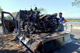 Hendak Diantarkan ke Pembeli, Tiga Sepeda Motor Terbakar di Atas Mobil