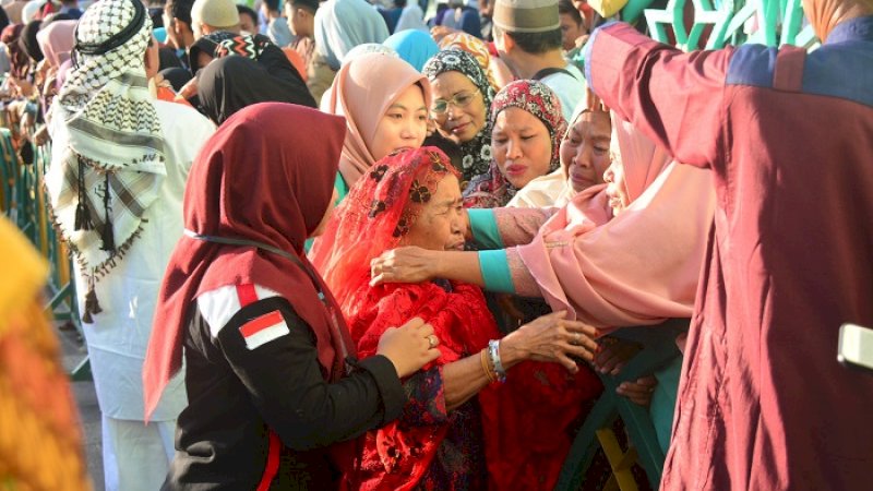 Jemaah haji Kabupaten Sidrap yang tergabung dalam Kloter 4 UPG tiba di Masjid Agung Pangkajene, Rabu pagi (21/8/2019). 

