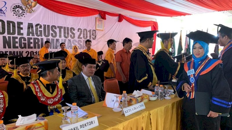 Ketua IKA UNM, Nurdin Halid menghadiri wisuda di Menara Pinisi UNM, Jalan AP Pettarani, Rabu (21/8/2019).