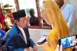 Diobati karena Sering Ketawa Sendiri, Janda Muda Ini Malah Kepincut Kakek 83 Tahun