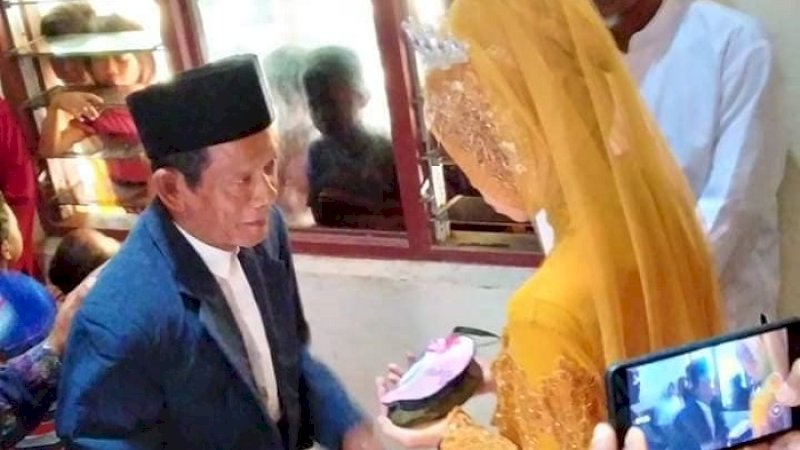 Mbah Dirgo menikahi janda yang terpaut 56 tahun. (FOTO: IST)