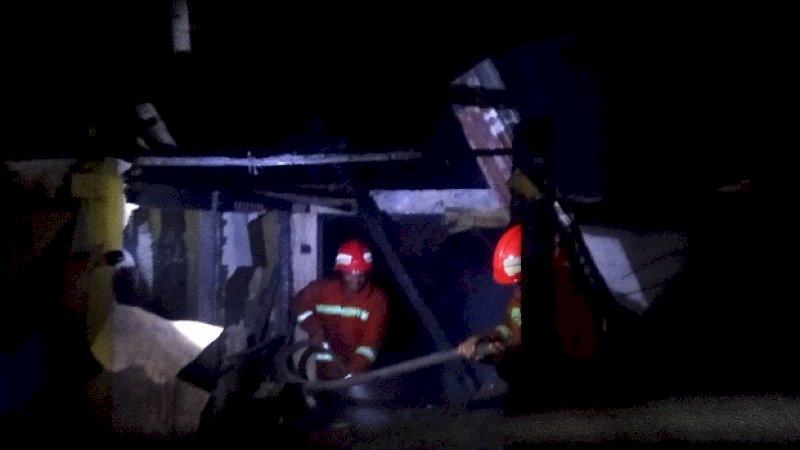 Aksi petugas pemadam kebakaran memadamkan api di Gowa.