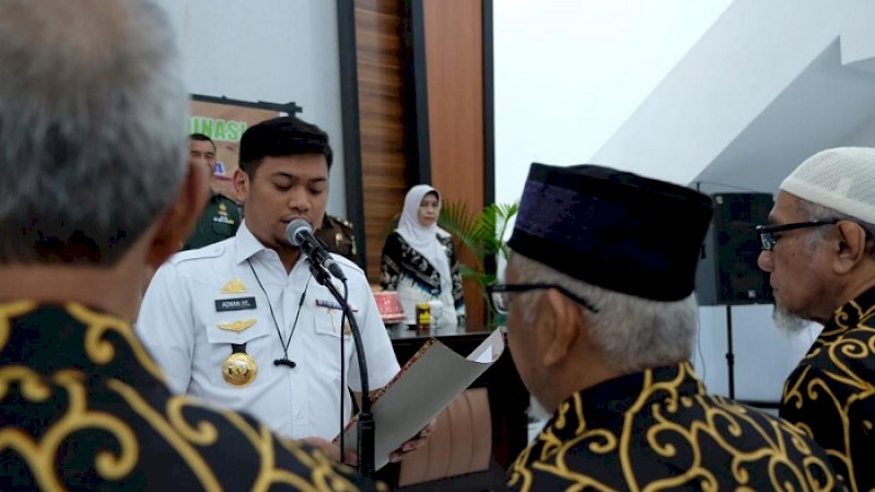 Bupati Gowa, Adnan Purichta Ichsan mengukuhkan pengurus Forum Kerukunan Umat Beragama (FKUB) di kantor PKK Gowa, Rabu (21/8/2019).