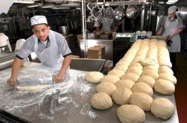 Kisah Imam Ahmad dan Tukang Roti yang Seluruh Doanya Dikabulkan Allah