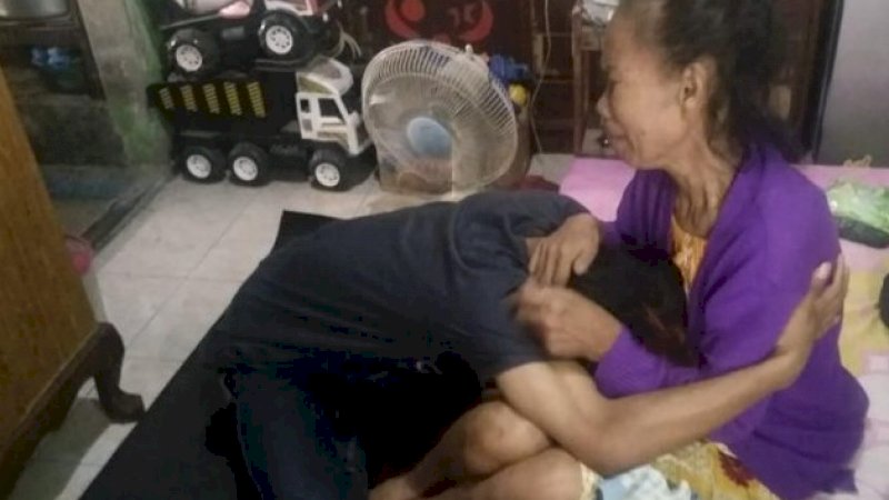 Andri Prasetyo memeluk dan meminta maaf kepada ibunya yang dia tendang kepalanya. (FOTO: IST)