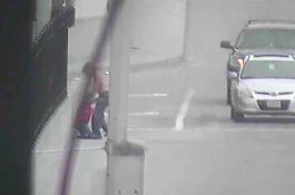 Dikira Penculik Perempuan, Pria Ini Ternyata Bawa Boneka Seks dari Tempat Sampah