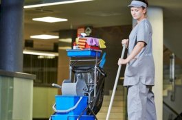 Kesenjangan Upah Liga Inggris: Petugas Kebersihan Stadion MU Mesti Berburu Makanan Hampir Kedaluarsa