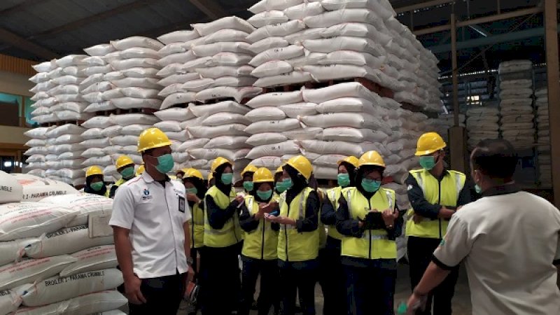 Mahasiswa Akademi Komunitas Industri Manufaktur Bantaeng melakukan kunjungan industri ke PT Japfa Comfeed Indonesia Tbk Unit Makassar (pakan ternak), Kamis (22/8/2019).