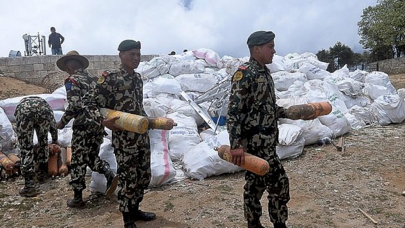 Personel Angkatan Darat Nepal mengumpulkan sampah dari Gunung Everest di Namche Bazar di distrik Solukhumbu pada bulan Mei. (AFP)