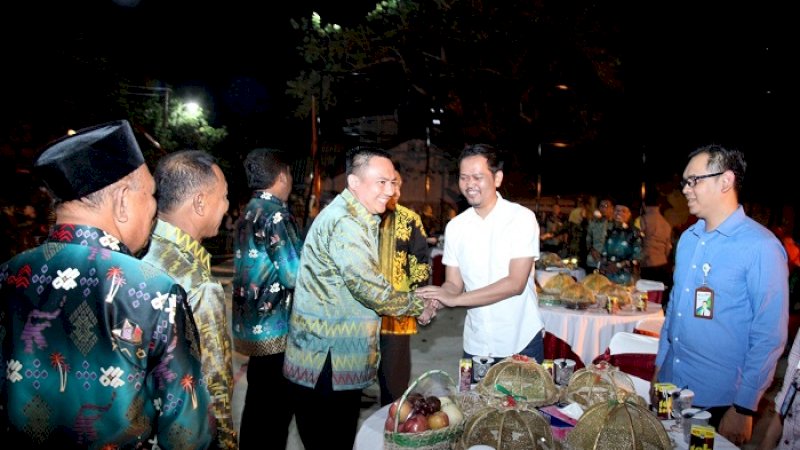 Rumah Sakit Ibu dan Anak Ananda (RSIA) menyerahkan satu unit mobil ambulans untuk warga Kecamatan Rappocini, Makassar.