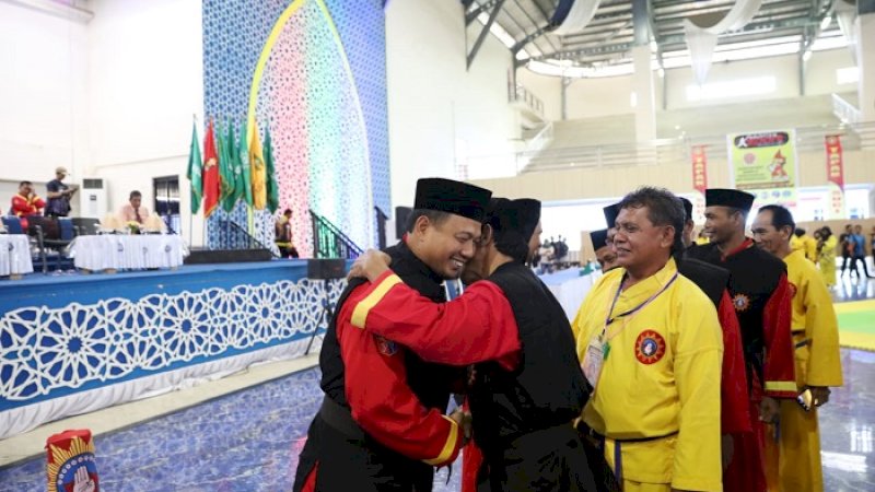 Penjabat Wali Kota Makassar, Iqbal Suhaeb dilantik jadi pendekar madya, Kamis (22/8/2019).