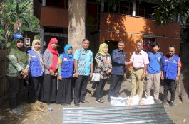 Sekkab Selayar Serahkan Bantuan kepada Korban Bencana Alam