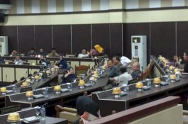 Masuk Ruang Rapat Paripurna, Jafar Sodding Dapat Aplaus