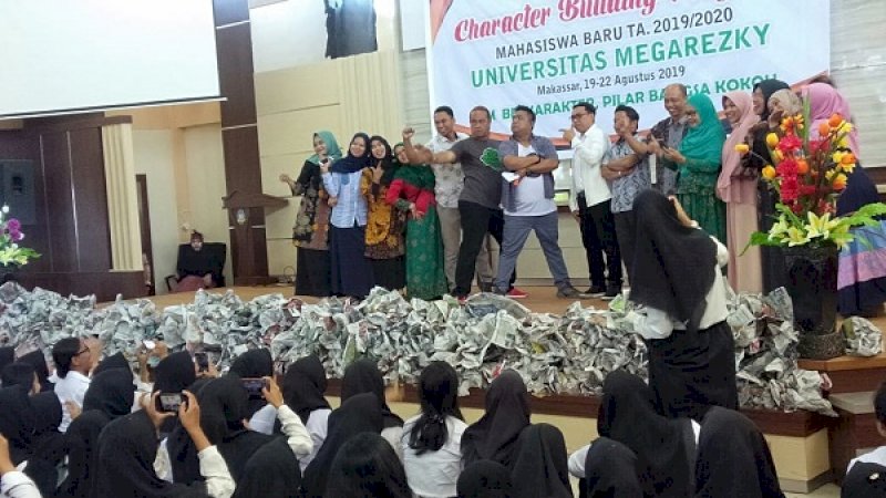 Pentas seni Universitas Megarezky di Jalan Antang Raya, Makassar, Jumat (23/8/2019. Acara ini melibatkan 1.500 mahasiswa baru (Maba).