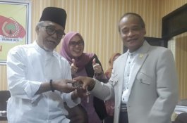 Tak Jadi Bakar Hasil Angket, Kadir Hadiahkan Korek ke Majid Sallatu