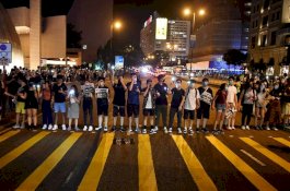 Demonstran Hong Kong Bentuk Rantai Manusia Sepanjang 7 Km