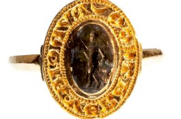 Pemburu Harta Karun Temukan Cincin Berusia 670 Tahun