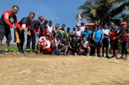 Keakraban Personel Intel Kodam Hasanuddin dengan Warga saat Gowes ke Maros