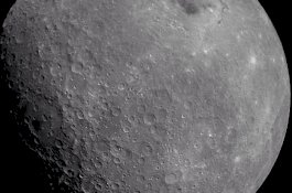 Foto ini Menunjukkan Permukaan Bulan yang Tandus