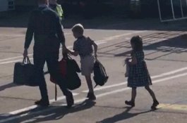 Pangeran William Rela Naik Pesawat Kelas Ekonomi, Pangeran Harry Jet Pribadi