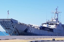 Angkut Pasukan dari Perbatasan Papua Nugini, KRI Teluk Parigi-539 Sandar Sejenak di Makassar