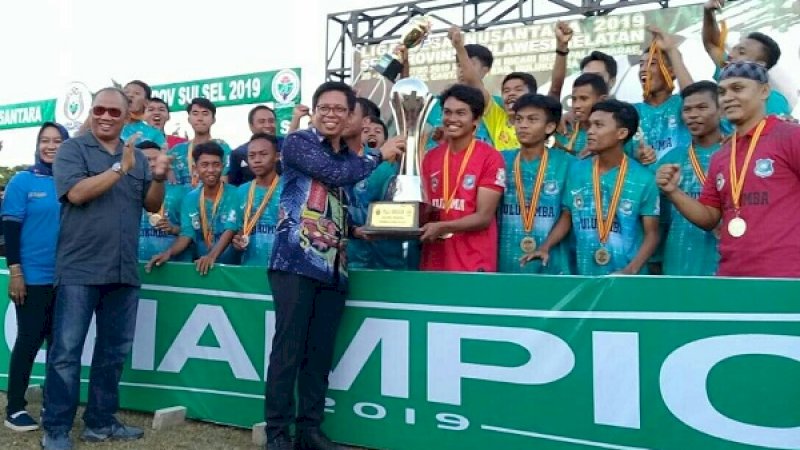 Penyerahan trofi kepada tim sepak bola Bulukumba yang berhasil menjuarai turnamen Liga Desa Nusantara seri Sulawesi Selatan.