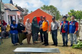 Bersama Linjamsos-Tagana, Sekda Selayar Serahkan Bantuan kepada Korban Kebakaran 