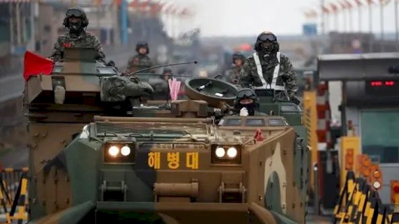 Kendaraan amfibi Korps Marinir Korea Selatan melakukan perjalanan selama latihan milite di Pohang, Korea Selatan pada 5 April 2018. (Foto: Reuters)