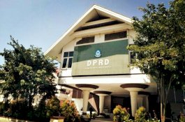 Dana Tak Cukup untuk Emas, Anggota DPRD Jeneponto Beli Pin Kuningan pakai Dana Pribadi