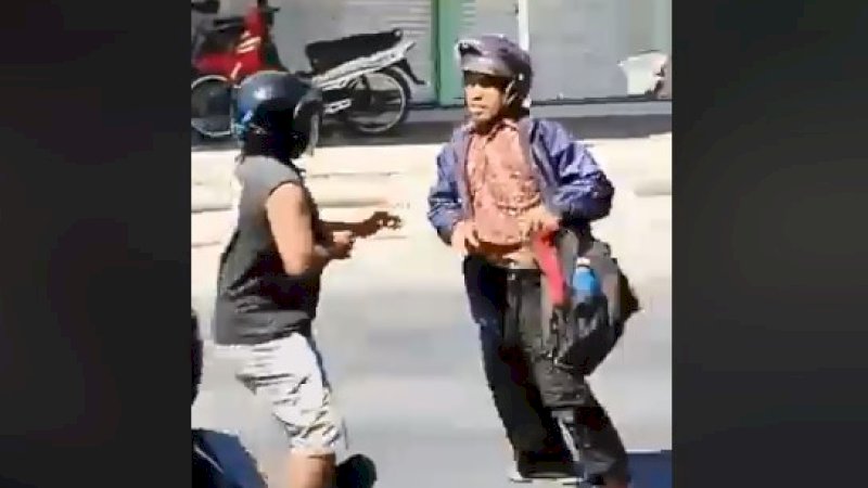 Detik-detik saat pelaku perampokan toko emas (kanan) dikeroyok warga.