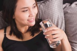 9 Khasiat Minum Air Hangat Saat Bangun Tidur