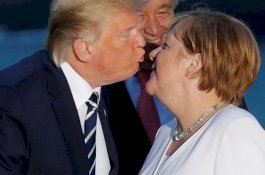 Foto: Trump Monyongkan Bibir Saat Cipika-cipiki Dengan Para Wanita di KTT G-7