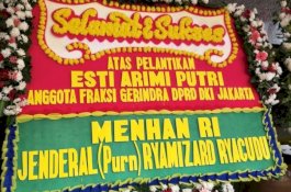 Dapat Karangan Bunga dari Menhan, Ini Sosok Esti Arimi Putri yang Foto Balihonya Terlalu Cantik