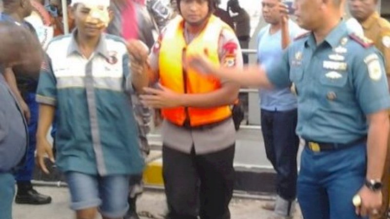 Salah satu ABK KM Mina Sejati yang selamat saat dievakuasi di dermaga Yos Sudarso.