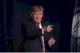 Trump Cetuskan Ide untuk Menjatuhkan Bom Nuklir di Mata Badai