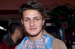Dibaptis di Malibu, Anwar Hadid Tak Lagi Beragama Islam