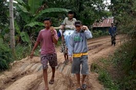 Ibu Hamil hingga Lansia Ditandu, Warga Dusun Pattallasang Berjalan 5 Kilometer ke Puskesmas